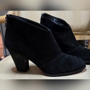 ANN TAYLOR BLACK SUEDE ANKLE BOOTS SIZE 8M